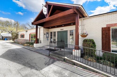 3206 Camelot Dr, Dallas TX 75229-5905 exterior