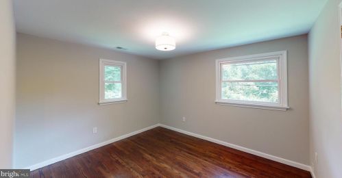 913 Lake Dr, Trenton NJ  08648-4003 exterior