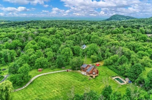 10 Hedges Rd, Warwick, NY 10990-2425