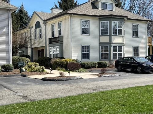 14 Kendall Green Dr, Milford, CT 06461-3068