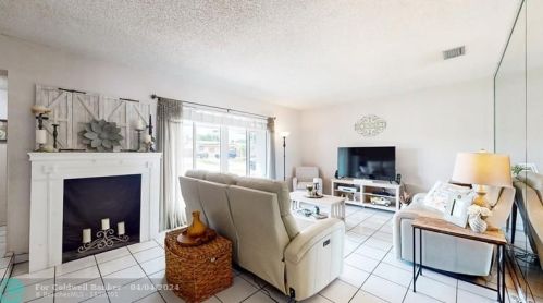 9015 10th St, Hollywood, FL 33024-4618