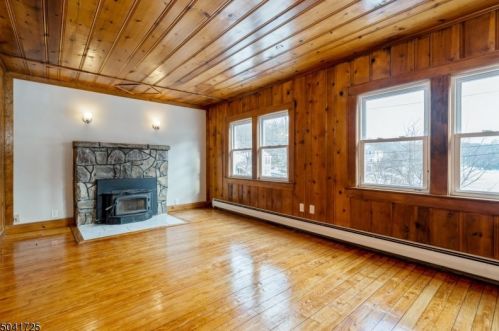 7 Shore Ln, Skyline Lakes, NJ 07456-1219