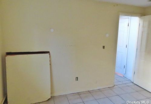 233 Rushmore St, Westbury NY  11590-3822 exterior