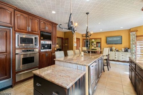 25 Wilshire Dr, Sparta NJ  07871-2841 exterior