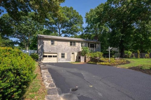67 Regent Dr, North Kingstown, RI 02852-3113