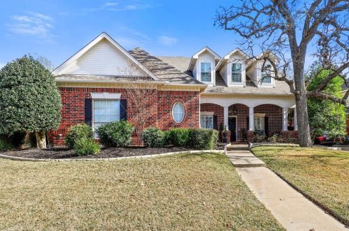 8220 Hallmark Dr, Fort Worth, TX 76182-8646