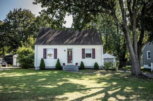 9 Woodside Dr, North Haven, CT 06473-1826