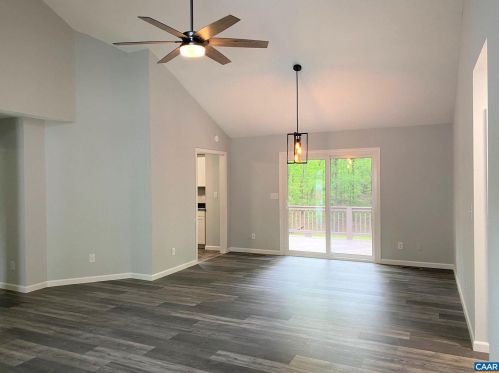 5 Green Ct, Bybee, VA 22963-3249
