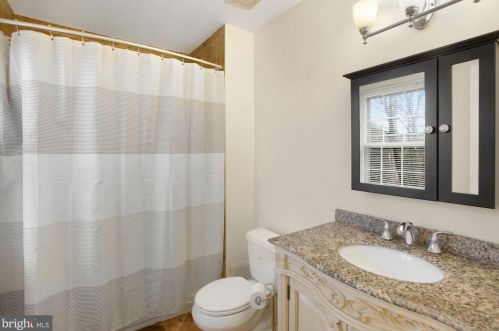 5666 Sutherland Ct, Springfield VA  22015-1850 exterior