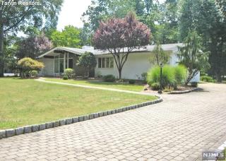 812 Sunset Ave, Haworth, NJ 07641-1538