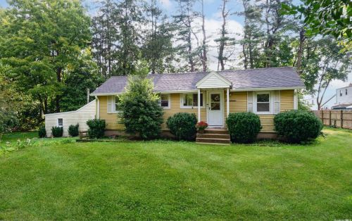 14 Barkers Ln, Huntington Station, NY 11746-3863