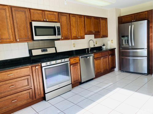 3 Highview Dr, Woodbridge NJ  07095-3905 exterior