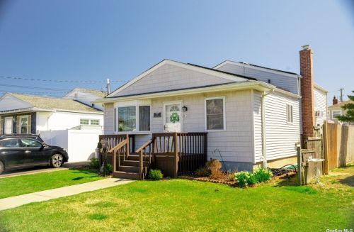 14 Farragut Ave, North Lindenhurst, NY 11757-5918