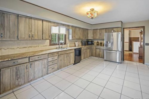 226 Juniper Ridge Dr, Waterbury CT  06708-1912 exterior