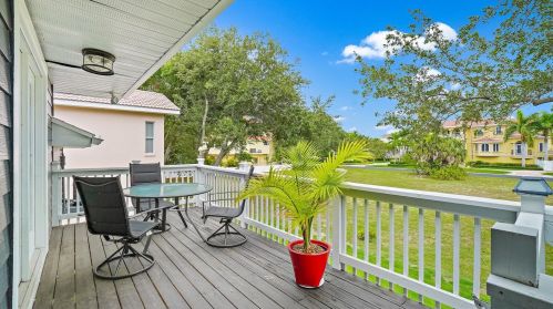 5904 Bayview Cir, Saint Petersburg FL  33707-3930 exterior