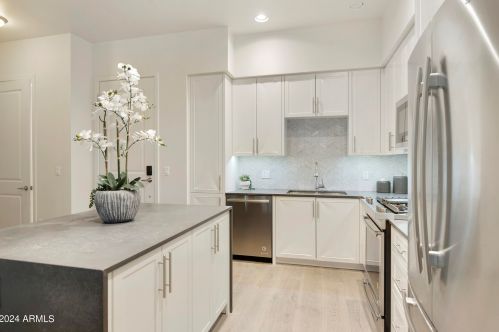 7300 Earll Dr, Scottsdale, AZ 85251-7206