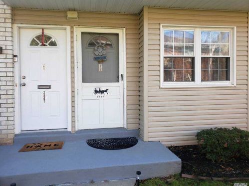 2808 Wilshire Ln, Oakdale, NY 11769-1444