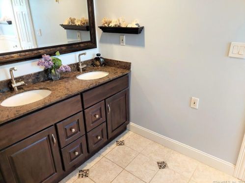 41 Talcott Rd, Glastonbury CT  06033-2918 exterior