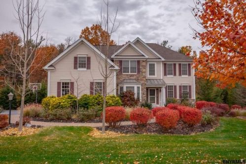 72 Stone Crest Dr, Mechanicville, NY 12118-3658