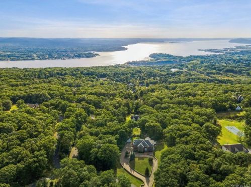 14 Skahen Dr, Tomkins Cove, NY 10986-1304