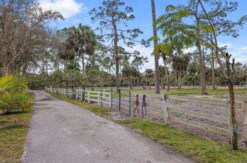 561 20th Ave, Naples FL  34120-3372 exterior