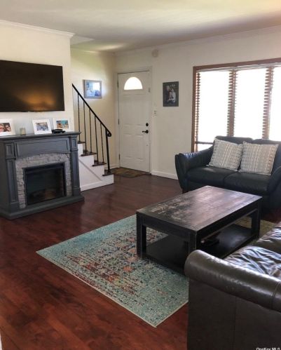 62 Webster St, Floral Park, NY 11001-3610