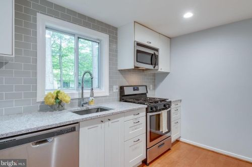 2308 Whitetail Ct, Herndon VA  20191-3018 exterior