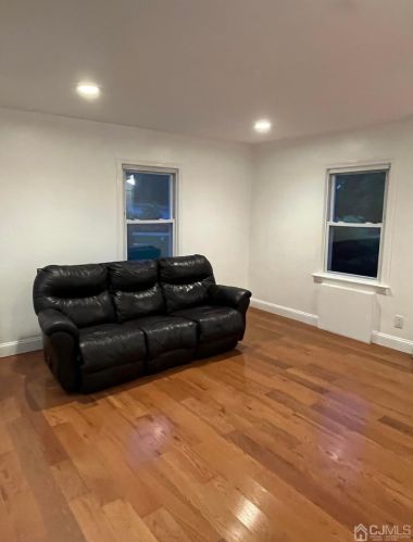 392 Ryders Ln, East Brunswick, NJ 08816-2202