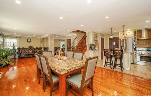 250 Bixley Heath, Lynbrook NY  11563-3138 exterior