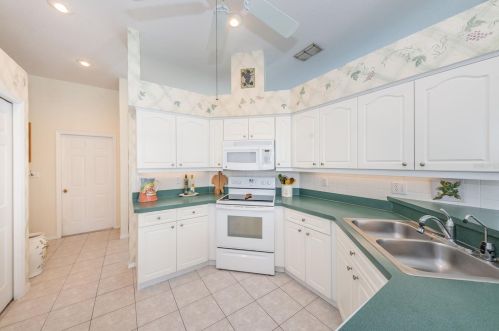 1863 Kinsmere Dr, New Port Richey FL  34655-4539 exterior