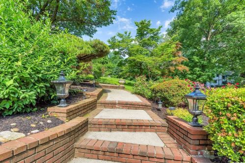 30 Deepdale Dr, Great Neck, NY 11021-1831