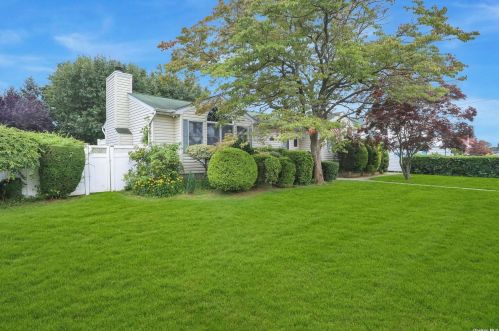 23 Nassau Ave, Babylon, NY 11704-2814