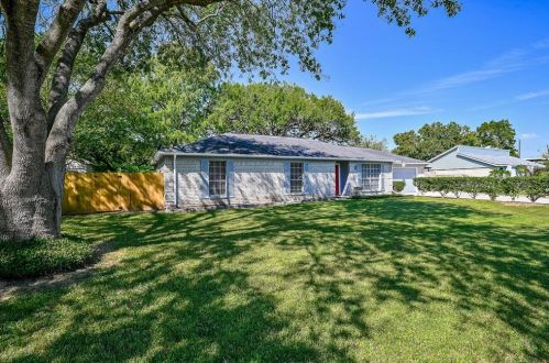 1910 Coupland Dr, Morgans Point, TX 77571-2602