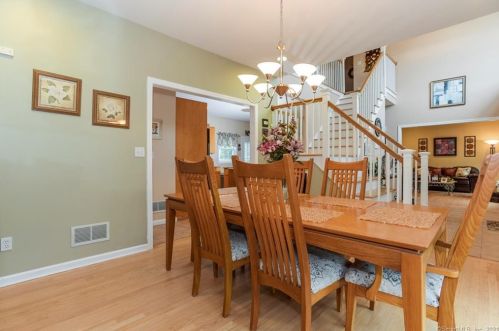 16 Patricks Ct, Wallingford CT  06492-2692 exterior