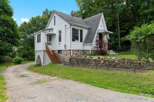 90 Chester Ave, Waterbury, CT 06704-1304