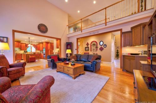 216 Watch Hill Rd, Kensington CT  06037-3657 exterior