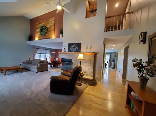 2121 Penhurst Way, Waukesha, WI 53186-1224