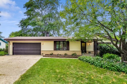 1946 Rambling Rose Rd, Waukesha, WI 53186-2820