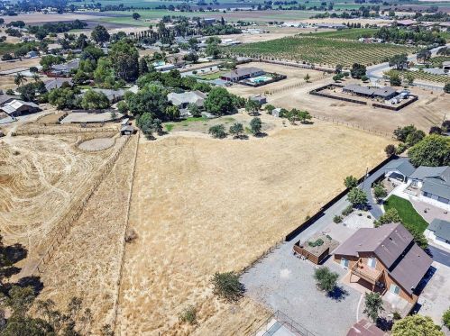 10000 Walter Welsher Ct, Gilroy CA  95020-9704 exterior