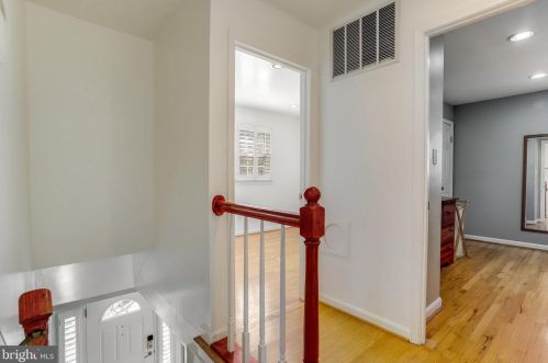 6808 Houndmaster Rd, Springfield VA  22152-2715 exterior
