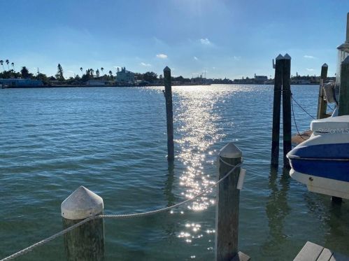 811 Bay Point Dr, Saint Petersburg, FL 33708-2316