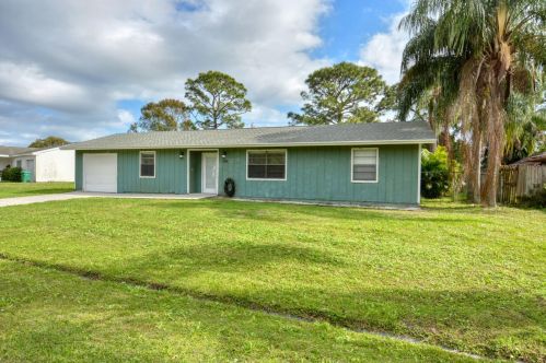 2151 New York St, Fort Pierce, FL 34952-4862