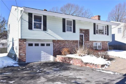 14 Timberwolf Dr, Cumberland RI  02864-6439 exterior