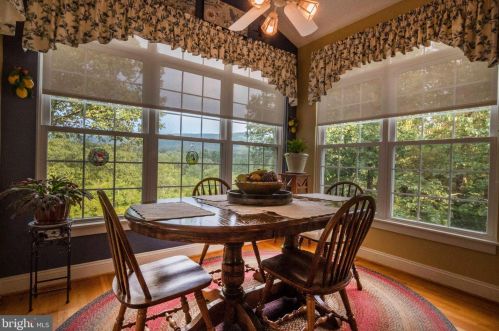 160 Manor Dr, Edinburg VA  22824-3579 exterior