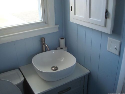 13 Riverview Ave, Groton CT 06340-3513 exterior