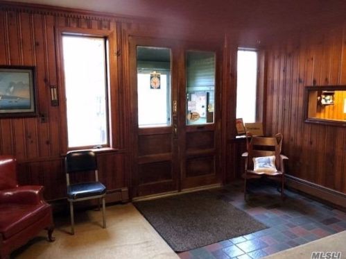 45 Country Rd, Brightwaters, NY 11718-2022