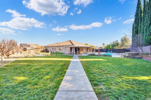 131 Feather Riv Cir, Vacaville CA 95688-8749 exterior