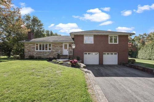15 Center Dr, Mahopac, NY 10541-3801