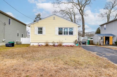 26 Grand View Dr, Warwick, RI 02886-8811