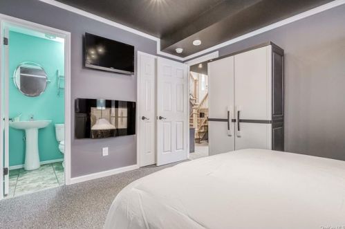 22 Hickory Ln, Garnerville NY  10923-1906 exterior